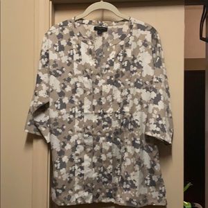 Banana Republic slight V neck Top. Size Medium